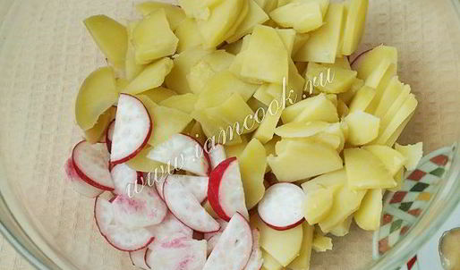картофельный салат с редисом