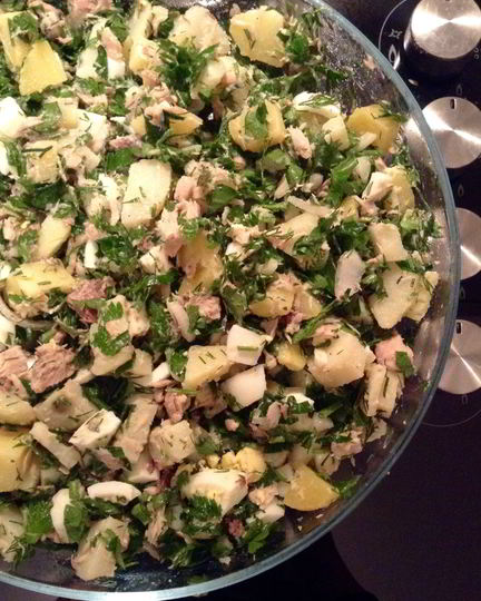 Рецепт картофельного салата с яйцами и тунцом