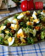 Картофельный салат с яйцом и фаршированными оливками