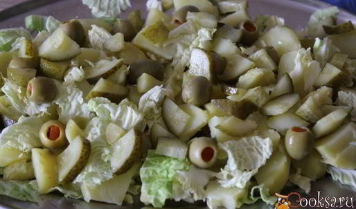 картофельный салат с яйцом и фаршированными оливками