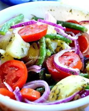 Картофельный салат с зеленой фасолью и томатами