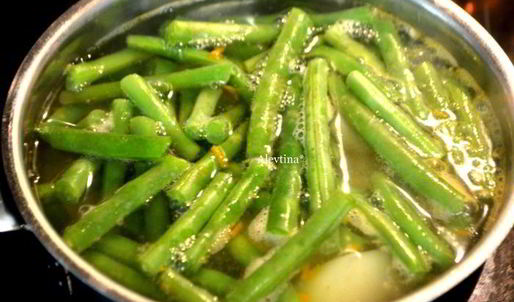 картофельный салат с зеленой фасолью и томатами