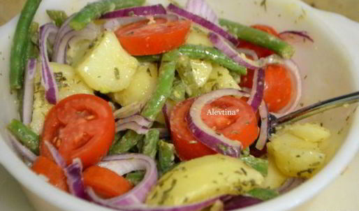 картофельный салат с зеленой фасолью и томатами
