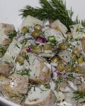 Картофельный салат с зеленым горошком