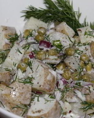 Картофельный салат с зеленым горошком