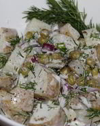 Картофельный салат с зеленым горошком