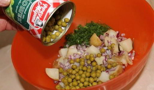 картофельный салат с зеленым горошком