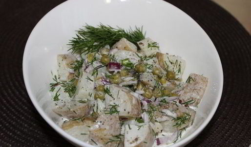 картофельный салат с зеленым горошком