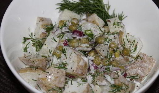 картофельный салат с зеленым горошком