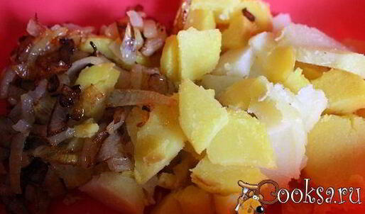 картофельный салат с жареным луком и свежими овощами