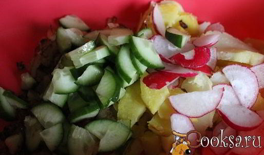 картофельный салат с жареным луком и свежими овощами