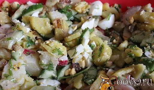 картофельный салат с жареным луком и свежими овощами