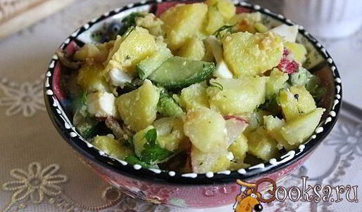 картофельный салат с жареным луком и свежими овощами