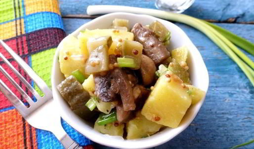 картофельный салат с жареными шампиньонами