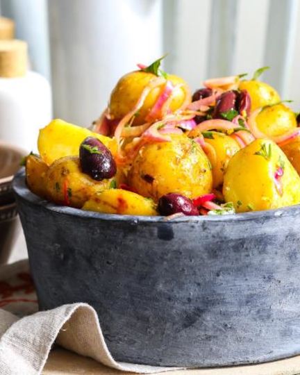 Рецепт салата из картофеля с маслинами и красным луком