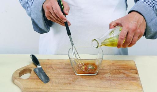 салат из картофеля с маслинами и красным луком