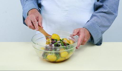 салат из картофеля с маслинами и красным луком