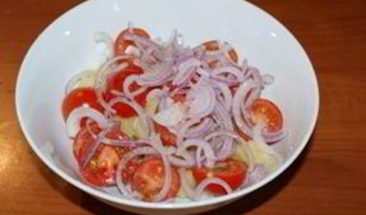 салат из картофеля с помидорами по-деревенски