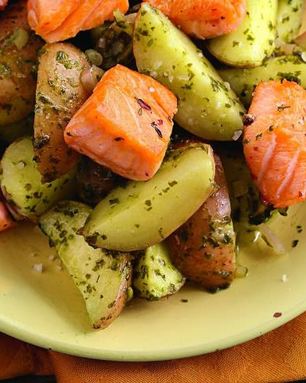 Салат из картофеля с щавелем и лососем
