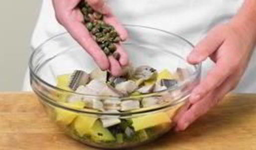 салат из картофеля с сельдью и телятиной