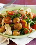 Салат из молодого картофеля и жареных кальмаров с помидорами черри