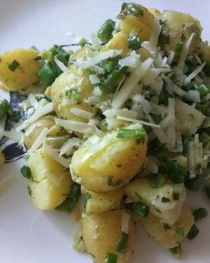 Салат из молодого картофеля с песто, зеленой фасолью и кедровыми орешками