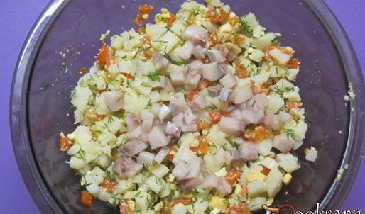 салат картофельный с сельдью