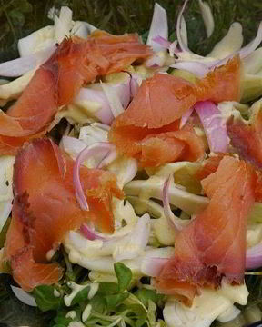 Салат с картофелем, фенхелем и копченой семгой