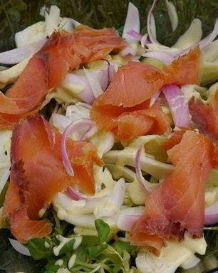 Салат с картофелем, фенхелем и копченой семгой