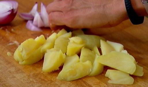 салат с картофелем, фенхелем и копченой семгой