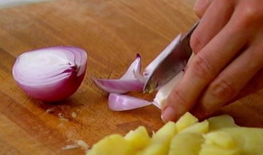 салат с картофелем, фенхелем и копченой семгой