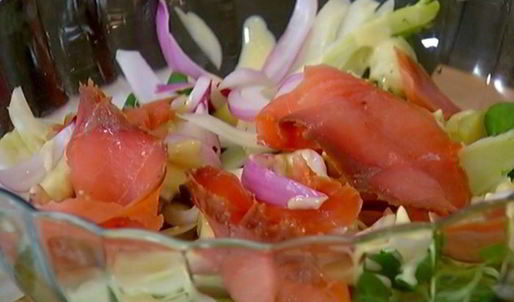 салат с картофелем, фенхелем и копченой семгой