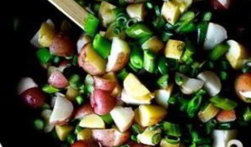 салат с картофелем, маринованным луком и спаржей