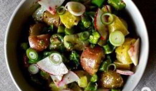 салат с картофелем, маринованным луком и спаржей