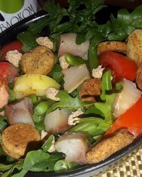 Салат с картофелем, скумбрией и крекерами из отрубей