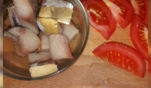 салат с картофелем, скумбрией и крекерами из отрубей