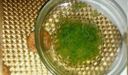 салат с картофелем, скумбрией и крекерами из отрубей