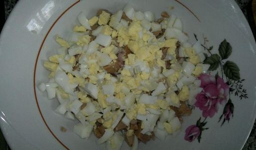 салат с картошкой и консервированными кальмарами