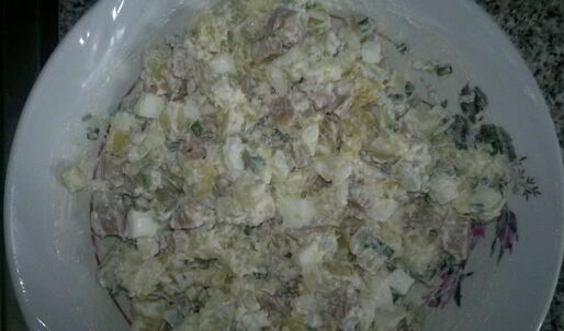 салат с картошкой и консервированными кальмарами