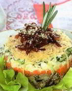 Слоеный картофельный салат со шпротами и маслинами