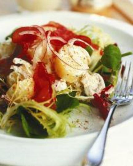 Рецепт теплого картофельного салата с бастурмой