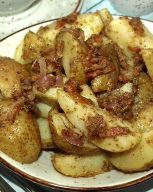 Теплый картофельный салат с беконом