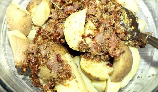 теплый картофельный салат с беконом