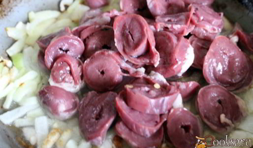 теплый картофельный салат с индюшиными сердечками