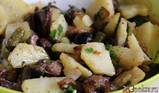 теплый картофельный салат с индюшиными сердечками