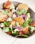 Теплый картофельный салат с маслинами, фетой и мятой