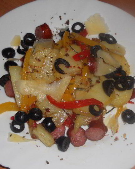 Рецепт теплого картофельного салата с перцем и охотничьими колбасками