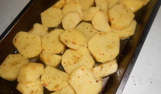 теплый салат с запеченным картофелем