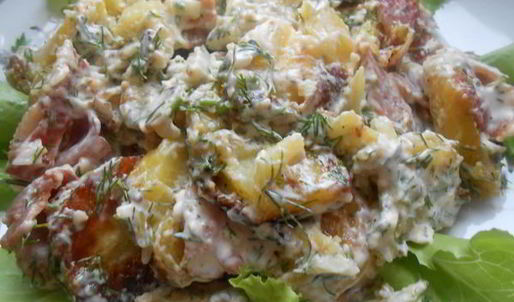 теплый салат с запеченным картофелем