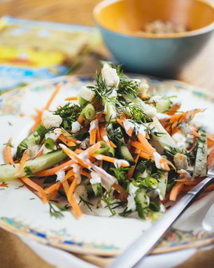 Хрустящий салат с морковью и огурцом